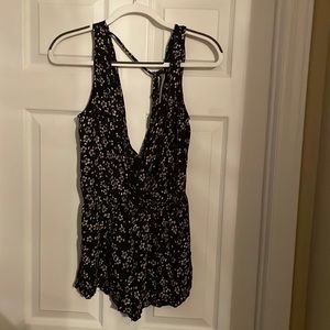 Women’s Black Floral Print V-neck Romper